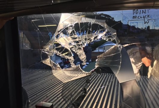 Un drone traverse sa fenêtre et le percute en pleine tête