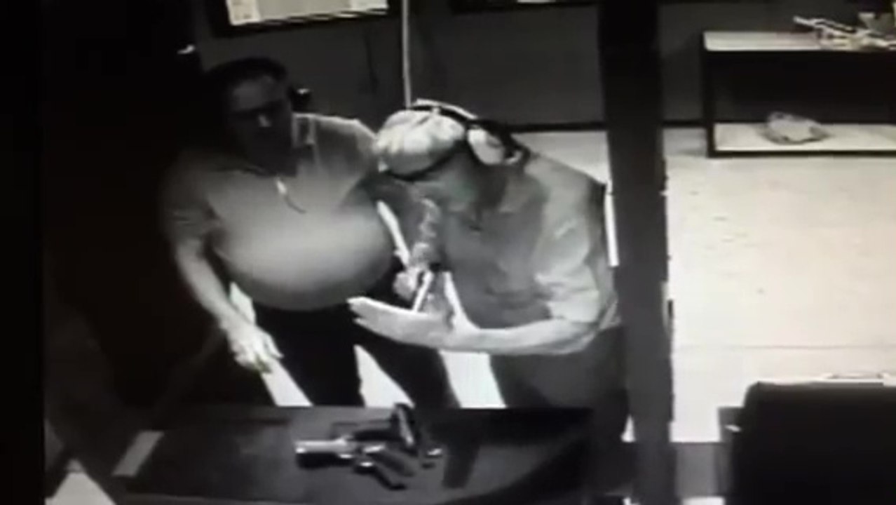 Il se tire dans la main en essayant d'aller son laser sur son pistolet
