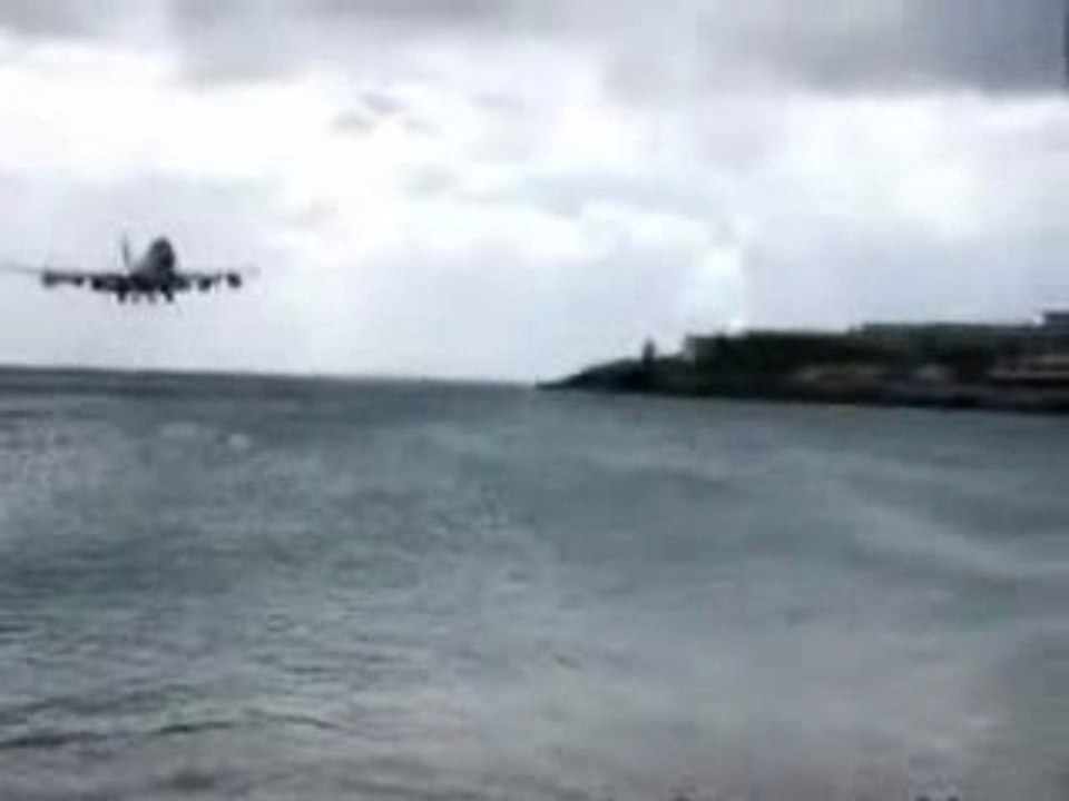 Insane 747-400 landing