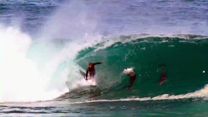Ce surfeur partage une vague avec un dauphin : magique
