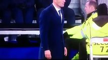 Quand Zinédine Zidane craque son pantalon en direct sur le banc de touche