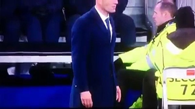 Quand Zinédine Zidane craque son pantalon en direct sur le banc de touche