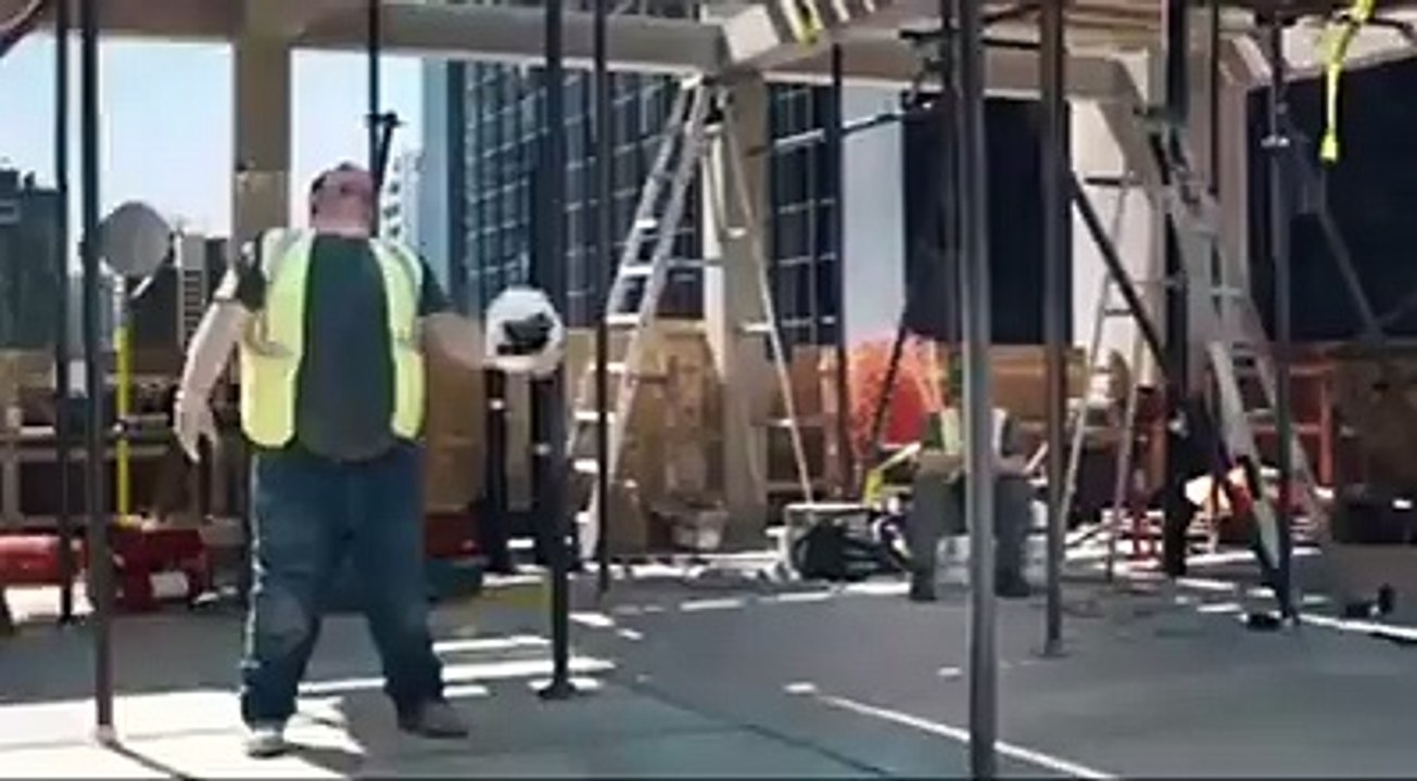 Even male constrution workers can be strippers HD