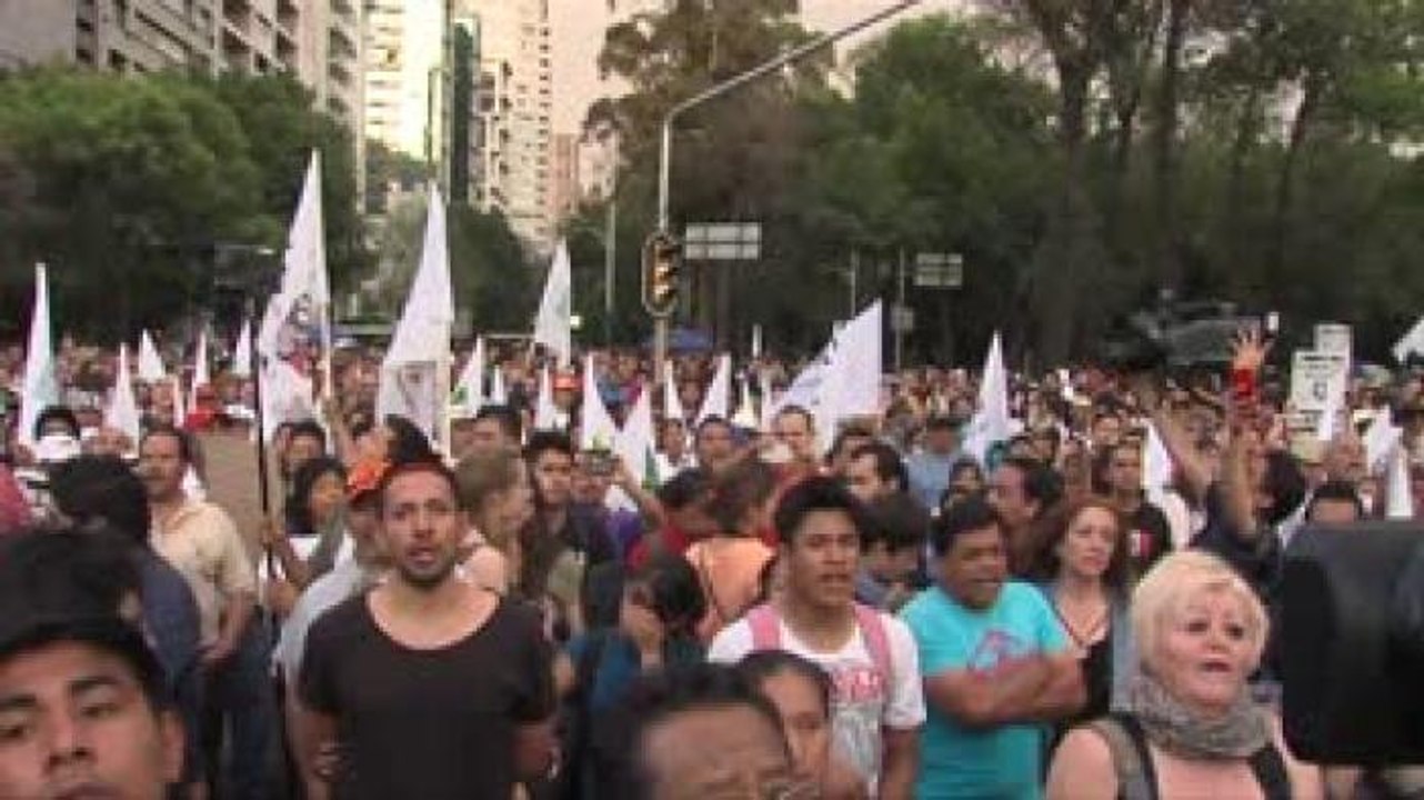 Se movilizan en DF por Ayotzinapa