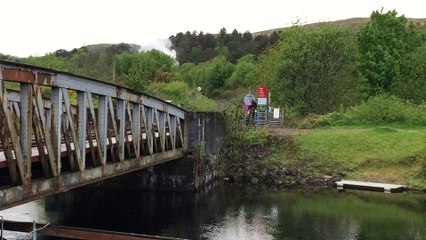 Passage du train à vapeur sur le pont enjambant le canal calédonien à Fort William , mai 2015