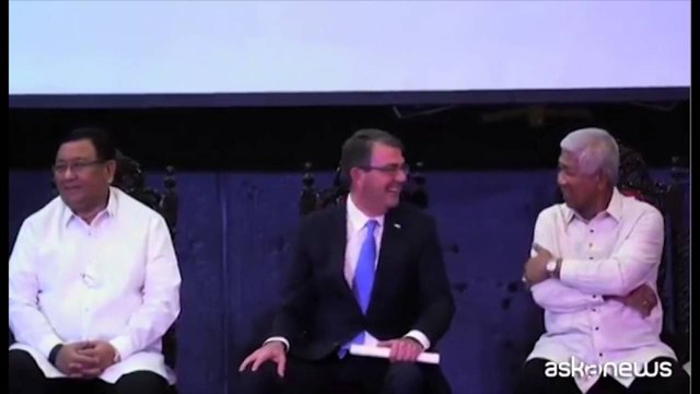 ASHTON CARTER DO TE VIZITOJE AEROPLANMBAJTESEN AMERIKANE NE DETIN E KINES SE JUGUT LAJM
