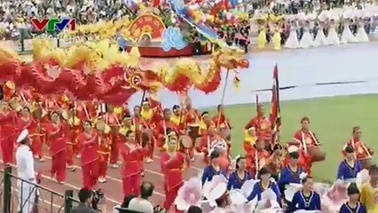 Múa hát chào mừng chiến thắng Điện Biên Phủ.