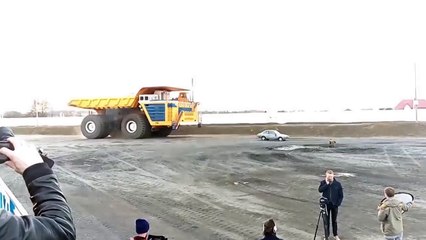 Скачать видео: Un camion minier roule sur une voiture