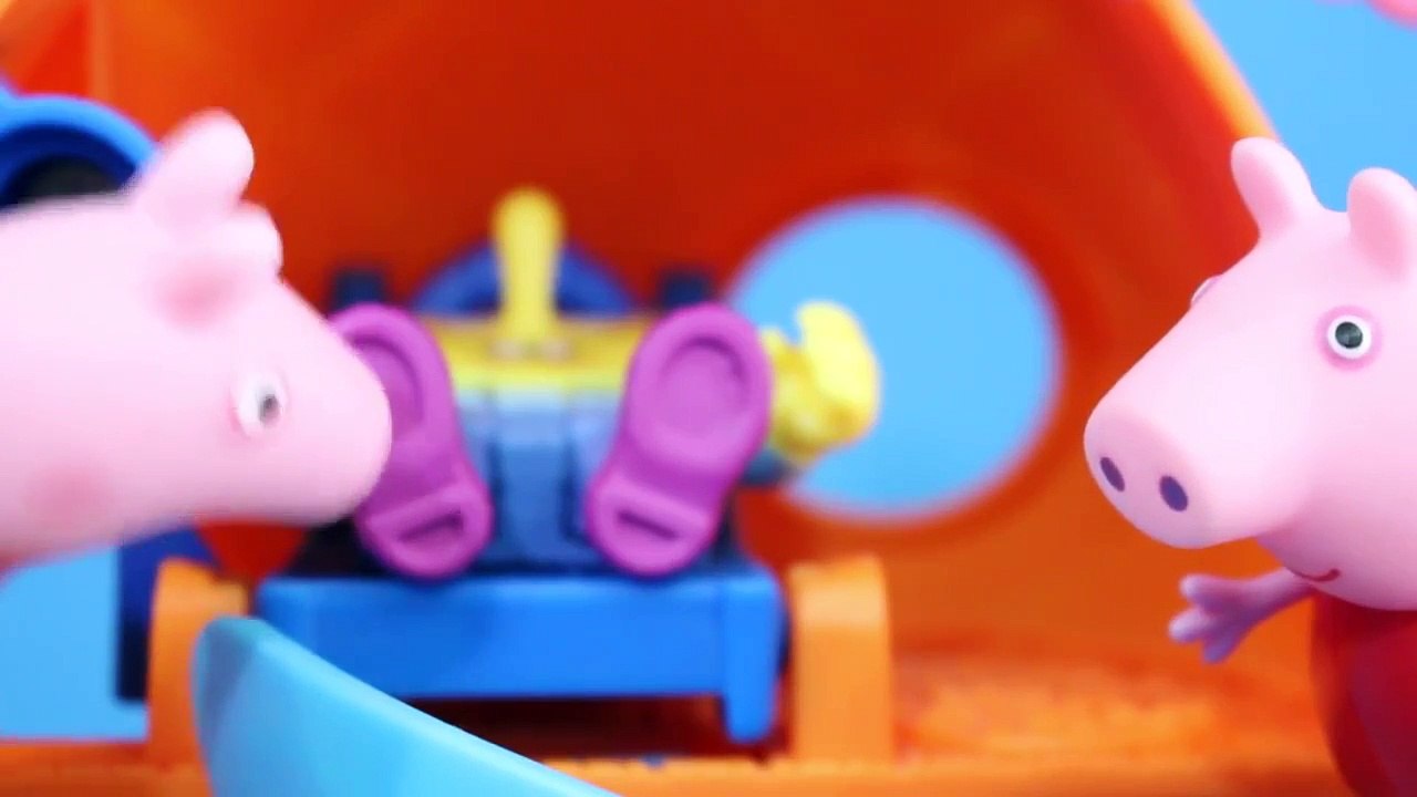 Pig George da Família Peppa Pig na Casa Abacaxi do Bob Esponja em Português