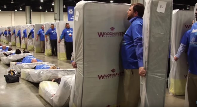 Ils entrent au Guinness des Records grâce à un record de dominos humains avec matelas