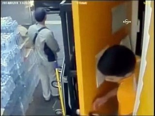 Göstericilere bomba atıp kaçan saldırgan kamerada