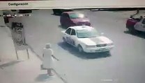 شاهد : كيف تصرف سائق السيارة حتى يساعدة امرأة مسنة لعبور الطريق
