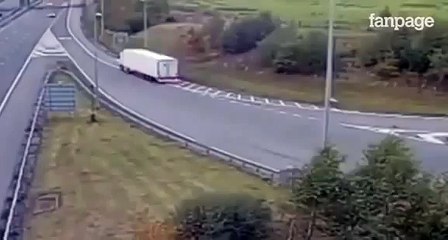 Camionista Impazzito Fa Un’Inversione Ad U Nell’Autostrada All’Ora Di Punta (VIDEO SHOCK)
