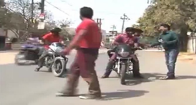 Quand un journaliste fait une interview en direct (Inde)