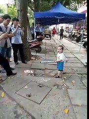 Toddler picked up steel pipe to defend his grandma from -China-'s urban management force