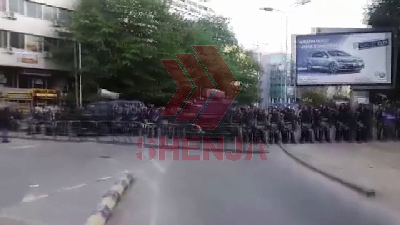 PROTESTUESIT NISEN DREJT KUVENDIT