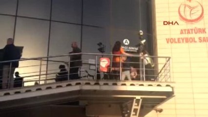 Fenerbahçe - Galatasaray Derbisinde Salon Boşaltıldı