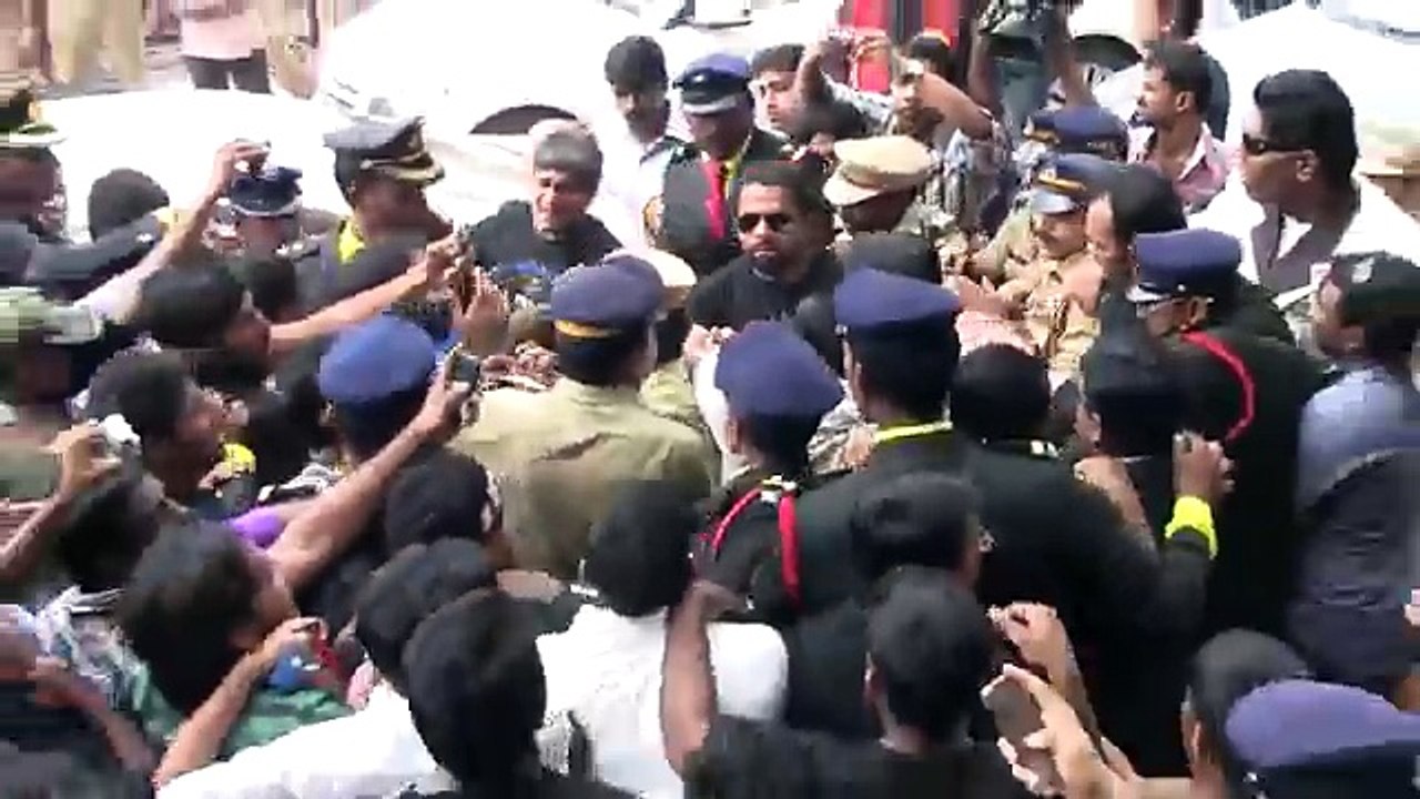 Shahrukh_using_Benz_As_Stage_At_Cochin_Emmanuel_Silks_Inauguration