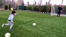 Cristiano Ronaldo se prend une Panenka par son fils