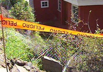 Conductor con su camión quedaron dentro de una casa