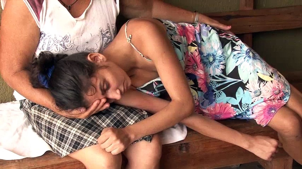 Madre pide ayuda para su hija que padece de una rara enfermedad