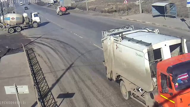 Бетономешалка не заметила легковушку