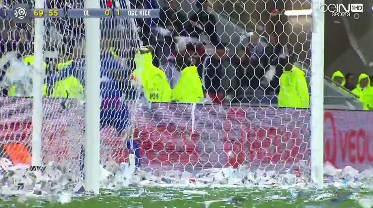 Lyon VS Nice : Des papelitos sur le terrain du Parc OL