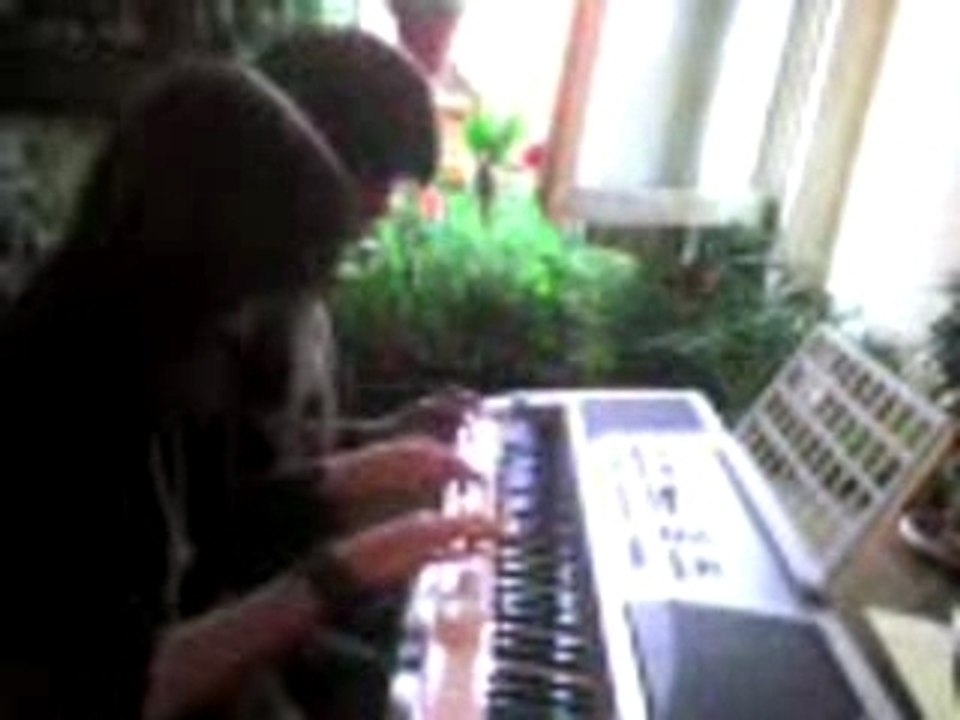 Luna et noé au piano!