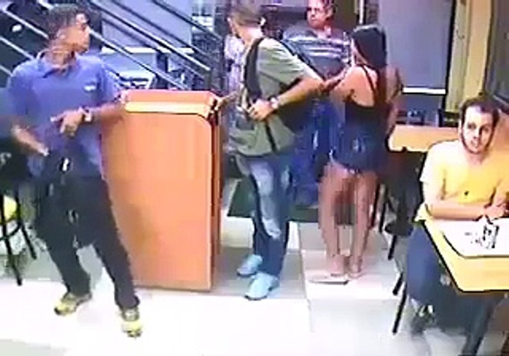 Un homme continue de manger pendant un braquage à main armé