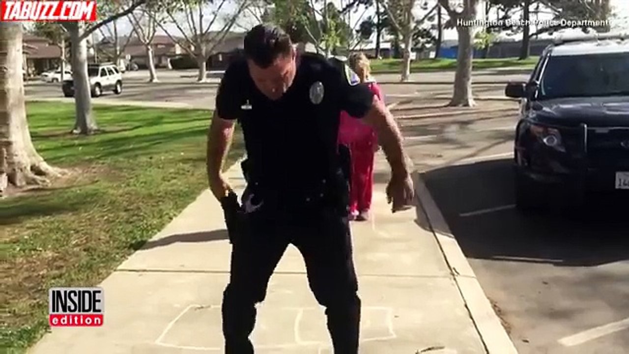 Vous allez aimer ce que cet agent de police a fait pour cette petite fille sans abri