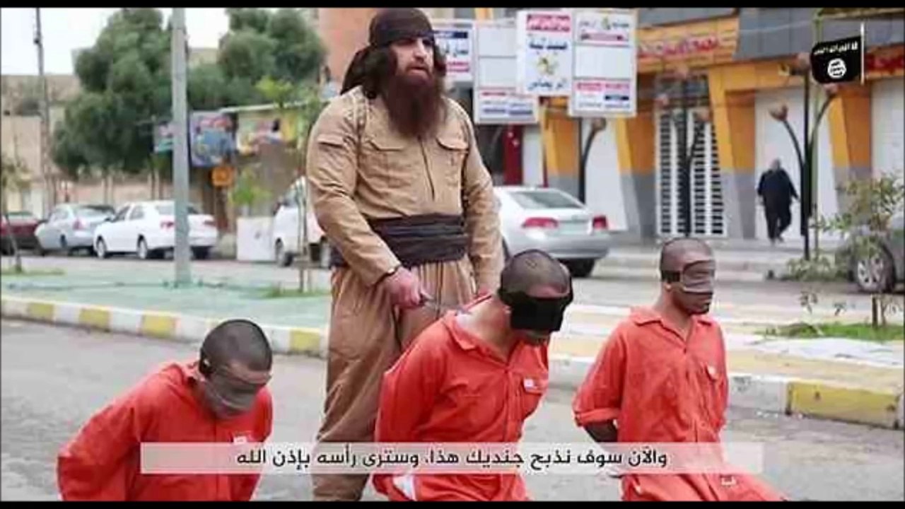 ISIS Fighter Beheads 3 Peshmerga Prisoners On The Streets