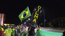 Brasileiros acompanham votação em Brasília