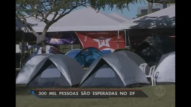 Manifestantes chegam a Brasília para acompanhar processo de impeachment