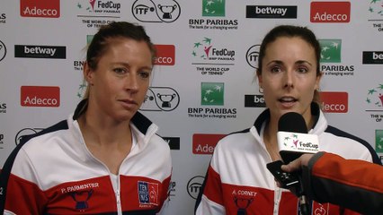 Fed Cup - Cornet avance prudemment
