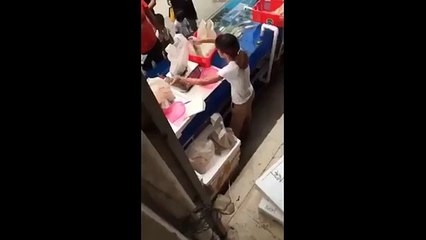 Une vendeuse sans scrupule vole ses clients juste sous leurs yeux