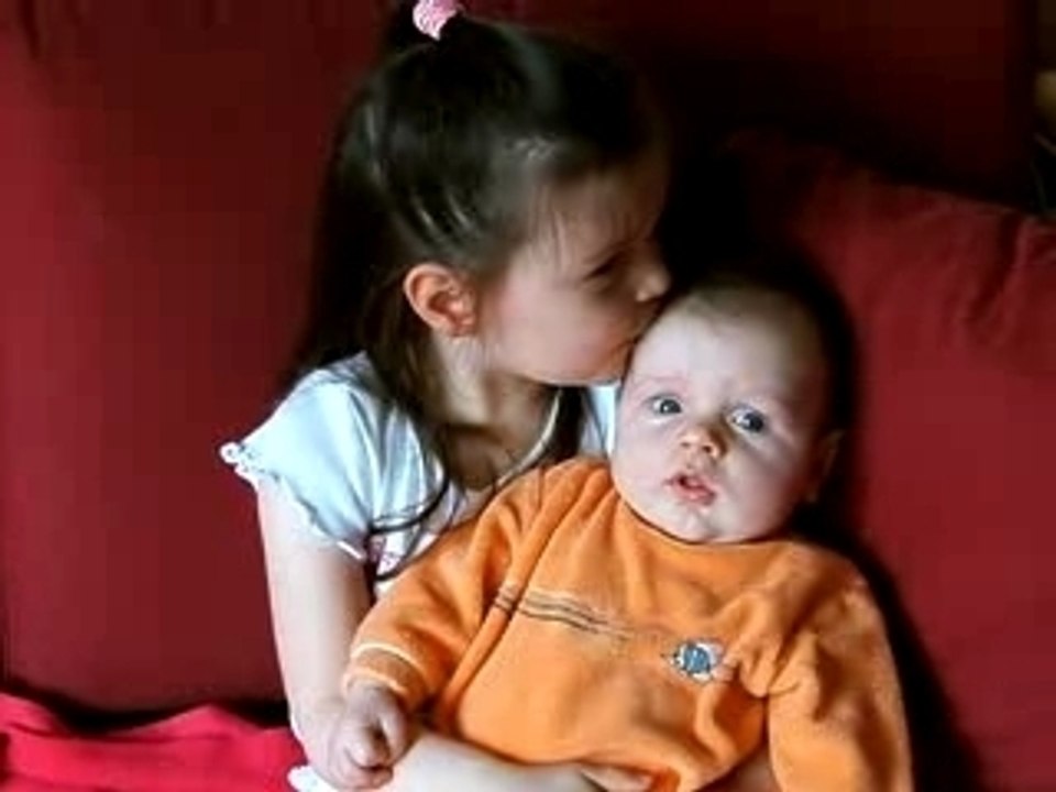 bisous de Clara à son frère