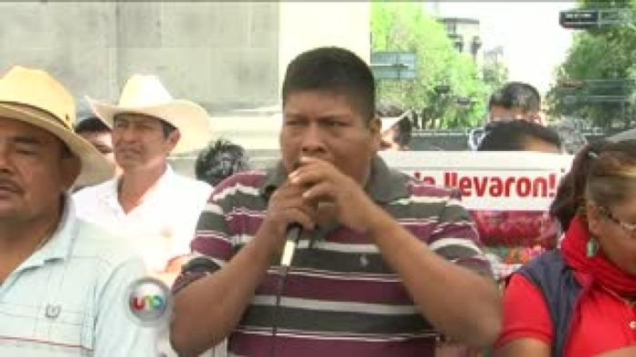 Acuden padres de los 43 a Segob; quieren audiencia con Osorio Chong