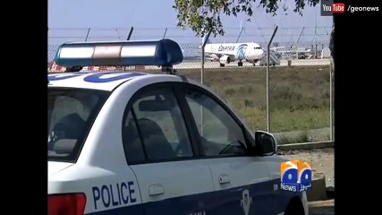 Passengers picture with Egyptair hijacker goes viral 31 March 2016