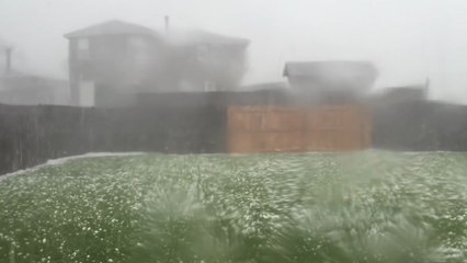 Au Texas une femme filme de l'intérieur un orage de grêle, impressionant !