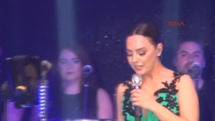 İzmir Ebru Gündeş'ten Hüzünlü Şarkılar