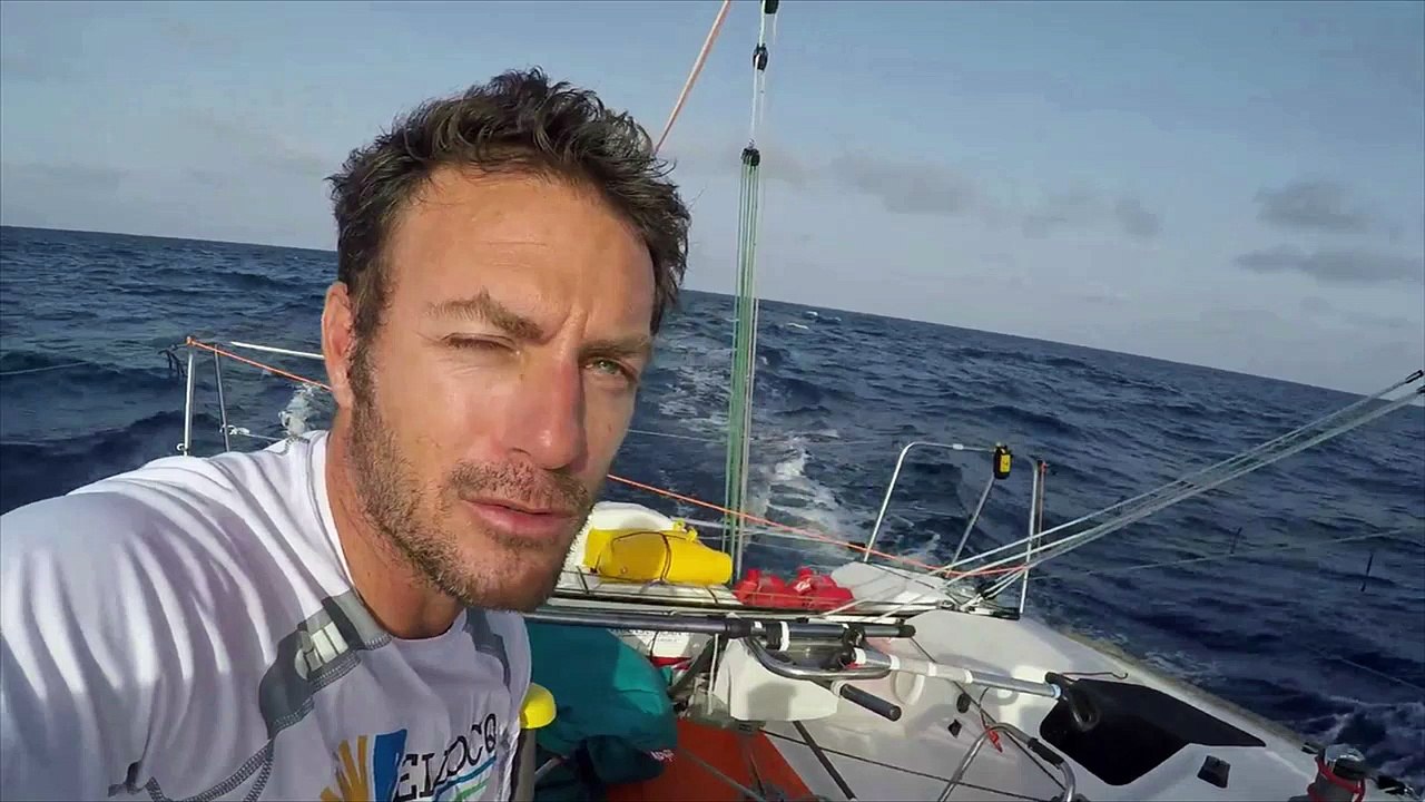Eric Péron et Martin le Pape goûtent aux bons produits de Saveurs de Cornouaille