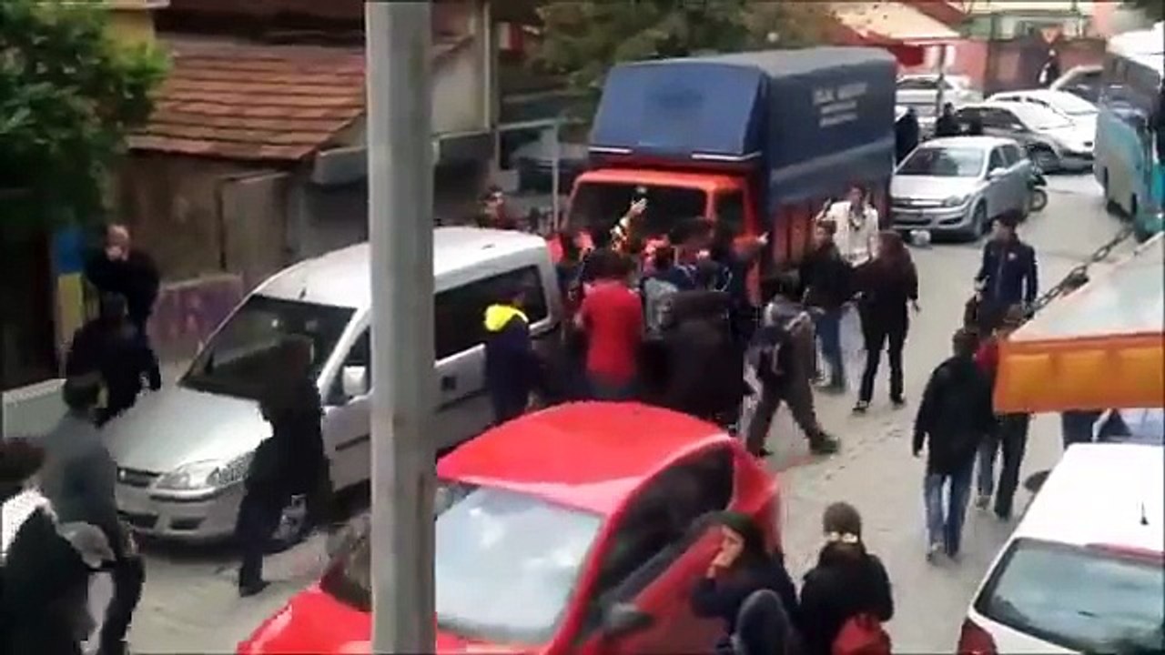 Mahallenin Bıçkın Delikanlısı Kavga Eden Liselilere Müdahale Ediyor