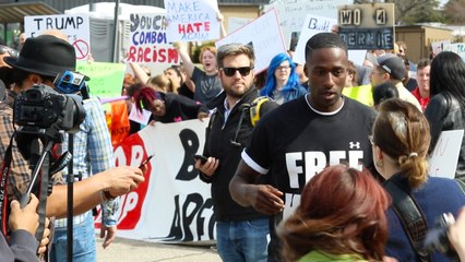 Un Noir Américain propose des câlins à un rassemblement pro Donald Trump