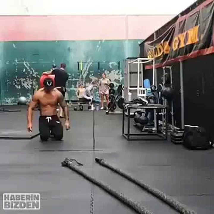 Adam Hareketin kralını gösteriyor