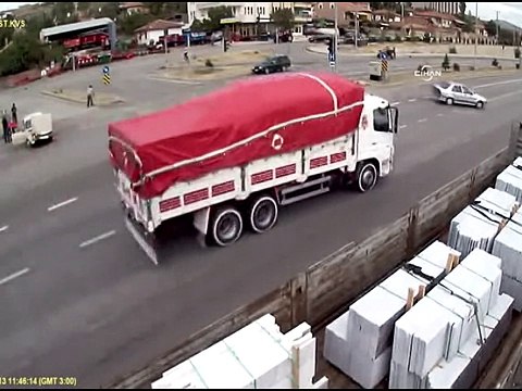 Mobese kameralarına yansıyan ilginç kazalar