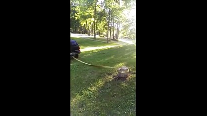 Ağaç Gövdesini Arazi Aracıyla Sökmek