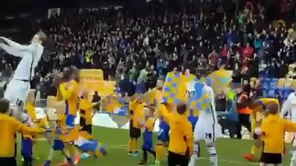 Çocuklar gibi futbolcularla beraber sahaya çıktı!