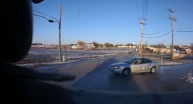 Un camion de pompiers percute une voiture
