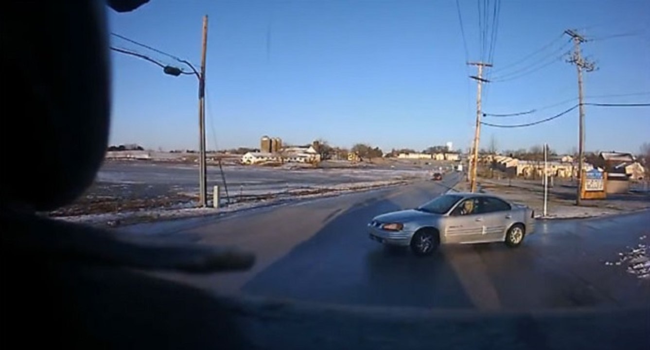 Un camion de pompiers percute une voiture