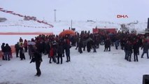 Rize'nin Ovit Dağı'nda 'Kar Üzerinde Dünyanın En Büyük Horon Halkası' Rekorunu Kar ve Tipi Engelledi